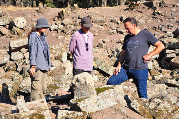 Υπάρχουν προστώα με κολώνες γύρω – γύρω από την πλατεία, την λεγόμενη «στοά».