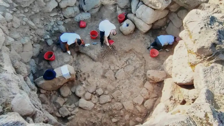 Αρχαιολόγοι πραγματοποιούν ανασκαφές στο νουράγκε Ponte-Dualchi.