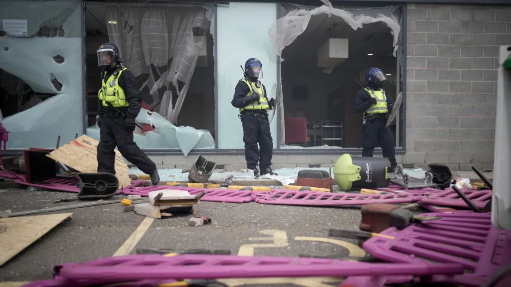 Φόβοι για νέες ταραχές στη Βρετανία: Πάνω από 100 διαδηλώσεις απόψε – Η παραπληροφόρηση στα social media και ο ρόλος του Έλον Μασκ