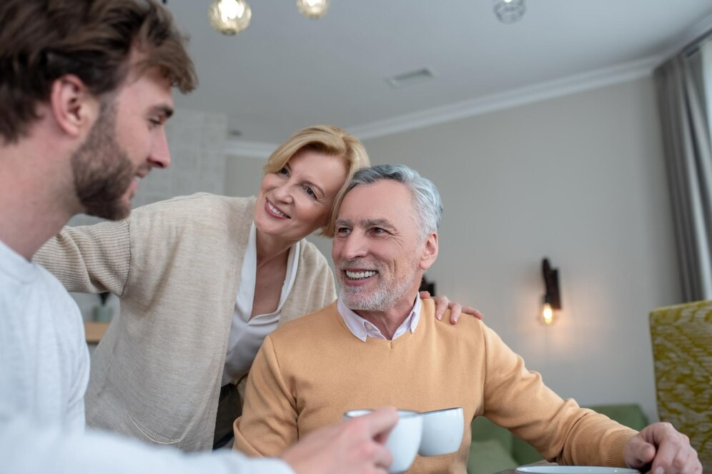 8 Συμπεριφορές των γονιών που ζηλεύουν τα ενήλικα παιδιά τους
