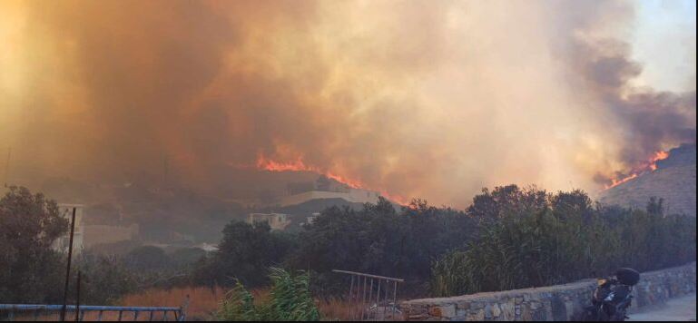 Μαίνεται η φωτιά στους Φούρνους – Ισχυροί άνεμοι δυσχεραίνουν το έργο της κατάσβεσης – ΦΩΤΟ