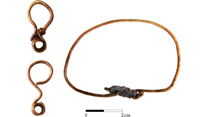 Ένα χρυσό βραχιόλι και δύο σκουλαρίκια ήταν μεταξύ των κτερισμάτων που βρέθηκαν στον τάφο.