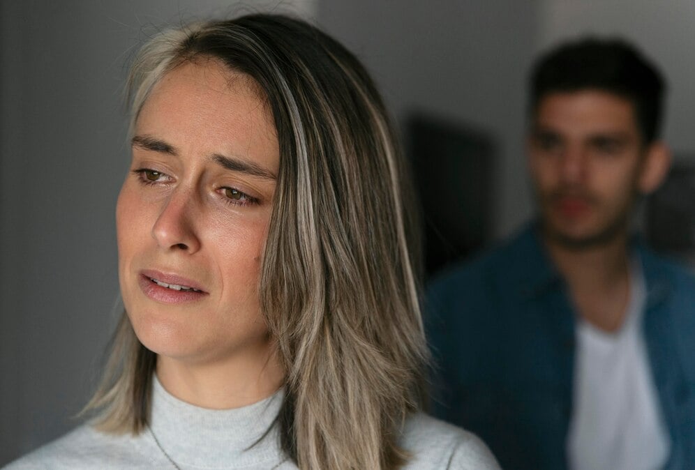 8 Διακριτικές συμπεριφορές των ανθρώπων που αισθάνονται ανασφάλεια