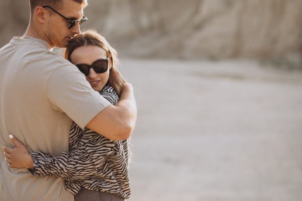 8 Συνήθειες των ζευγαριών που κρατούν τη σπίθα του έρωτα ζωντανή – ακόμη και μετά από δεκαετίες