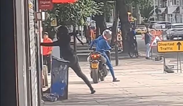Βίντεο: Άγρια επίθεση μέρα – μεσημέρι σε κεντρικό δρόμο στο Λονδίνο – Επίδοξοι ληστές προσπάθησαν να διαρρήξουν κατάστημα με ματσέτα