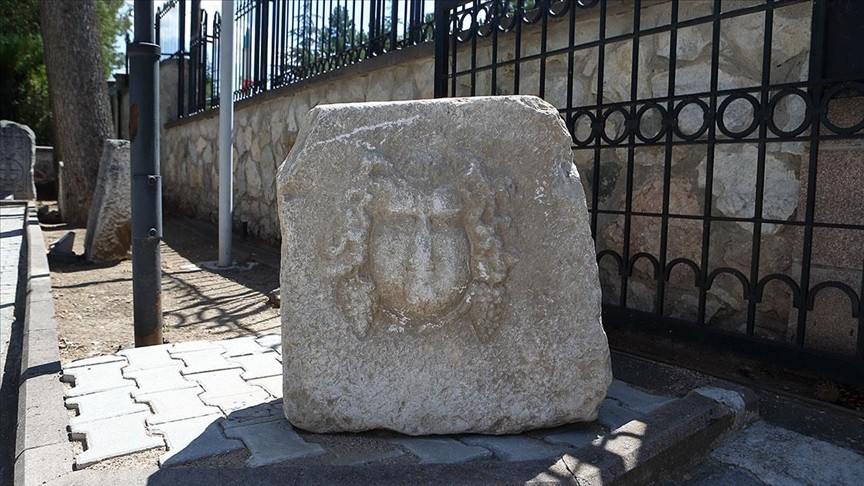 Στην πέτρα ο Διόνυσος απεικονίζεται με τρόπο που θυμίζει την Μέδουσα.