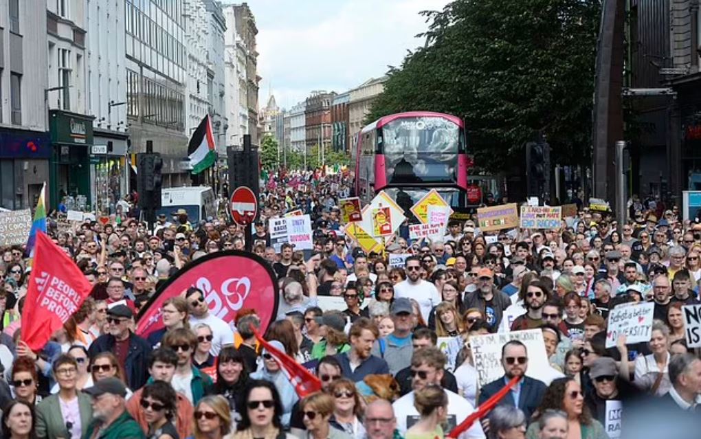 Βρετανία: Χιλιάδες κόσμου σε αντιρατσιστικές διαδηλώσεις – Βίντεο