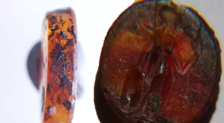 Η πέτρα απεικονίζει την Αθηνά, την προστάτιδα της πόλης, σε όρθια στάση. Από όσο είναι γνωστό, αυτές οι πέτρες ήταν αρκετά συνηθισμένες κατά τη ρωμαϊκή περίοδο, αν και χρησιμοποιούνται και πριν μετά από την εποχή αυτή. Φωτογραφία: Arkeonews