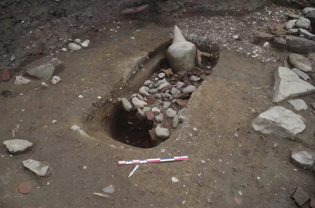 Πλάγια λήψη της ως τώρα ανεξήγητης κατασκευής F461.