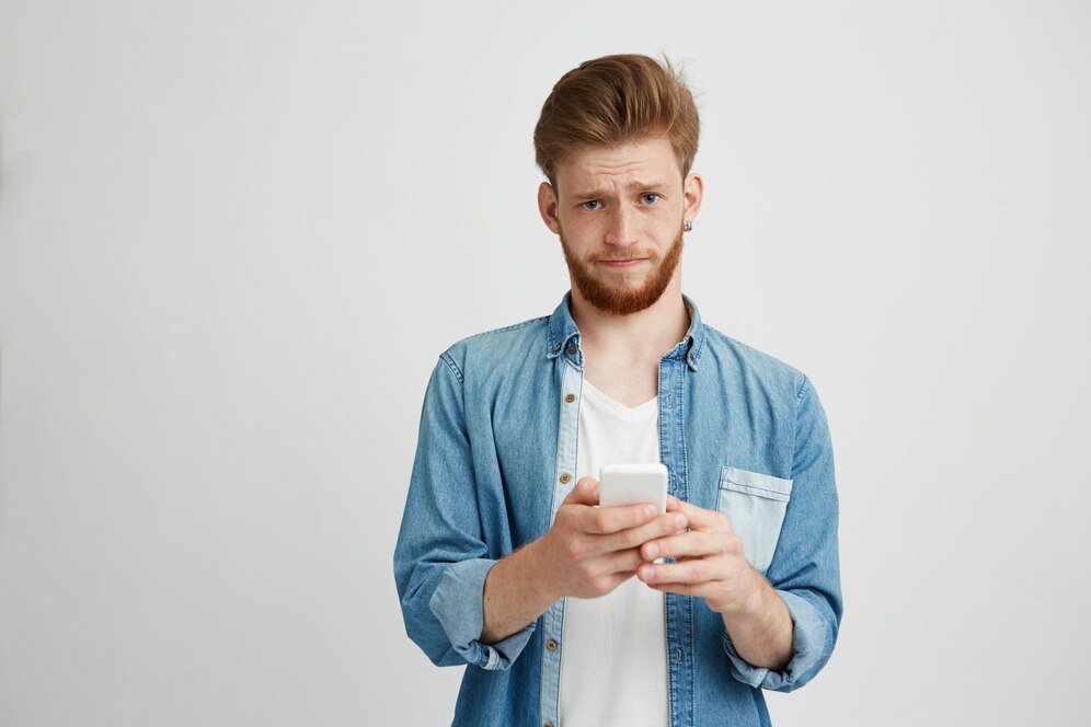 Έψαξε το κινητό της γυναίκας του και ανακάλυψε ότι έχει ερωτευτεί τον γείτονά τους – «μίλησα με δικηγόρο, αλλά δεν είμαι σίγουρος αν πρέπει να κάνω αίτηση διαζυγίου»