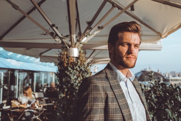 Θεωρεί αδικία να κρατήσει ο αδελφός του το 50% της οικογενειακής επιχείρησης. «Δεν βοήθησε να τη χτίσουν»