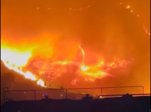 Φωτιά στη Βορειοανατολική Αττική: Εικόνες βιβλικής καταστροφής – Πύρινος ανεμοστρόβιλος στο γήπεδο του Διονύσου