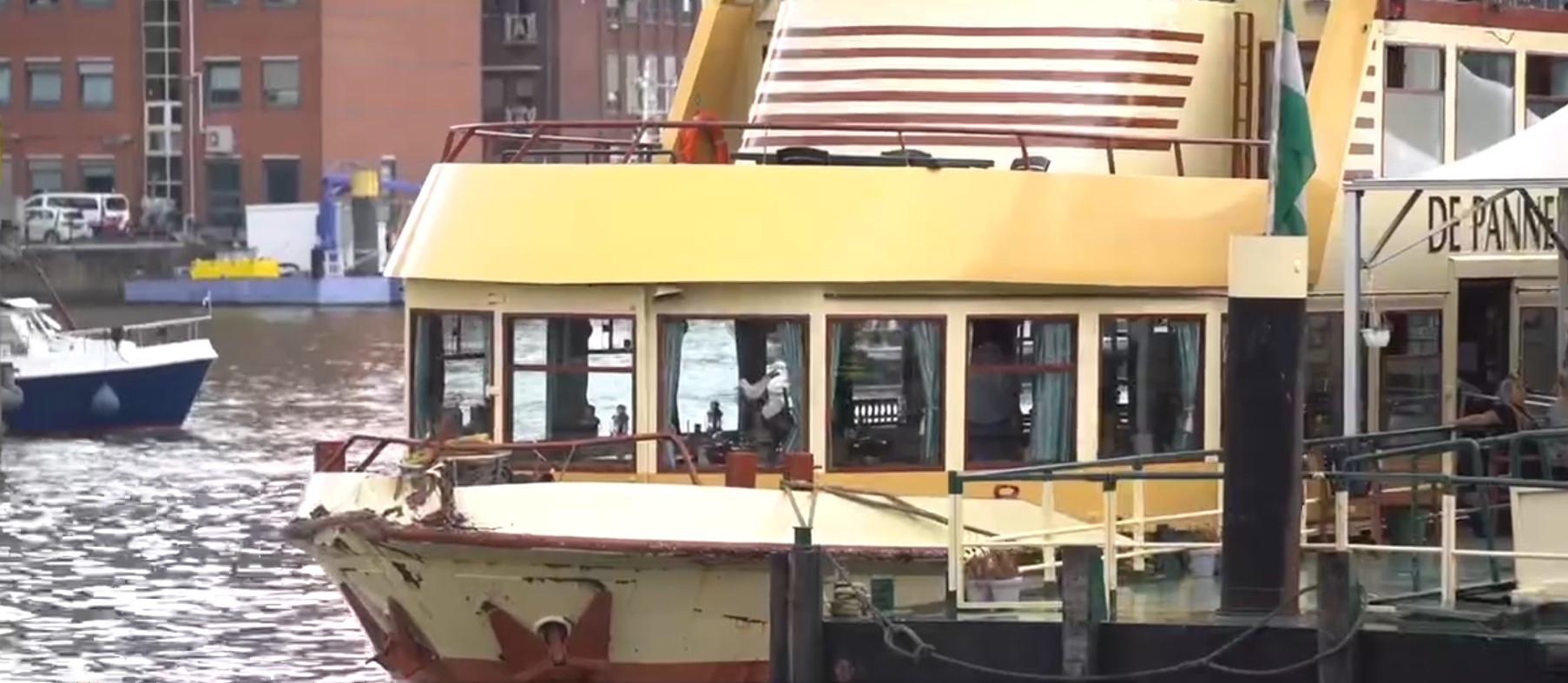 Ολλανδία: Πλωτή κρεπερί προσέκρουσε σε προκυμαία – 14 άνθρωποι τραυματίστηκαν