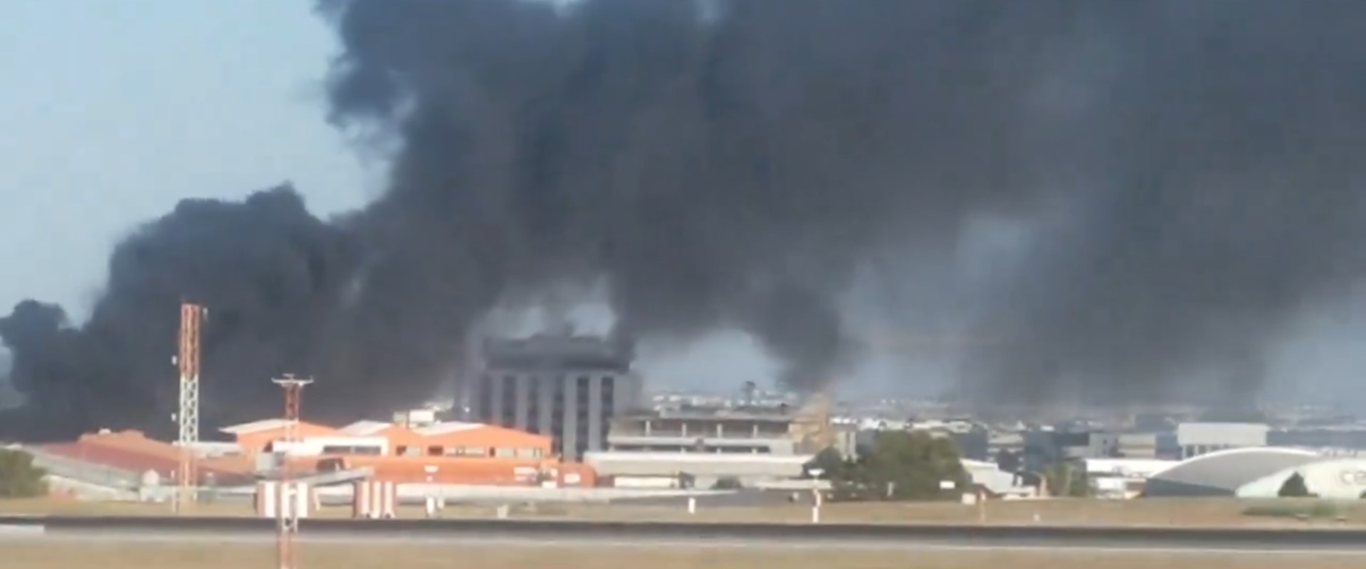 Πορτογαλία: Δεκάδες αυτοκίνητα καταστράφηκαν από πυρκαγιά σε χώρο στάθμευσης στο διεθνές αεροδρόμιο της Λισαβόνας – ΒΙΝΤΕΟ