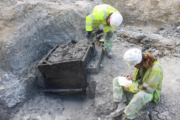 Αρχαιολόγοι εξετάζουν ένα τμήμα του πηγαδιού. Φωτογραφία: Αρχαιολογικό Μουσείο του Λονδίνου