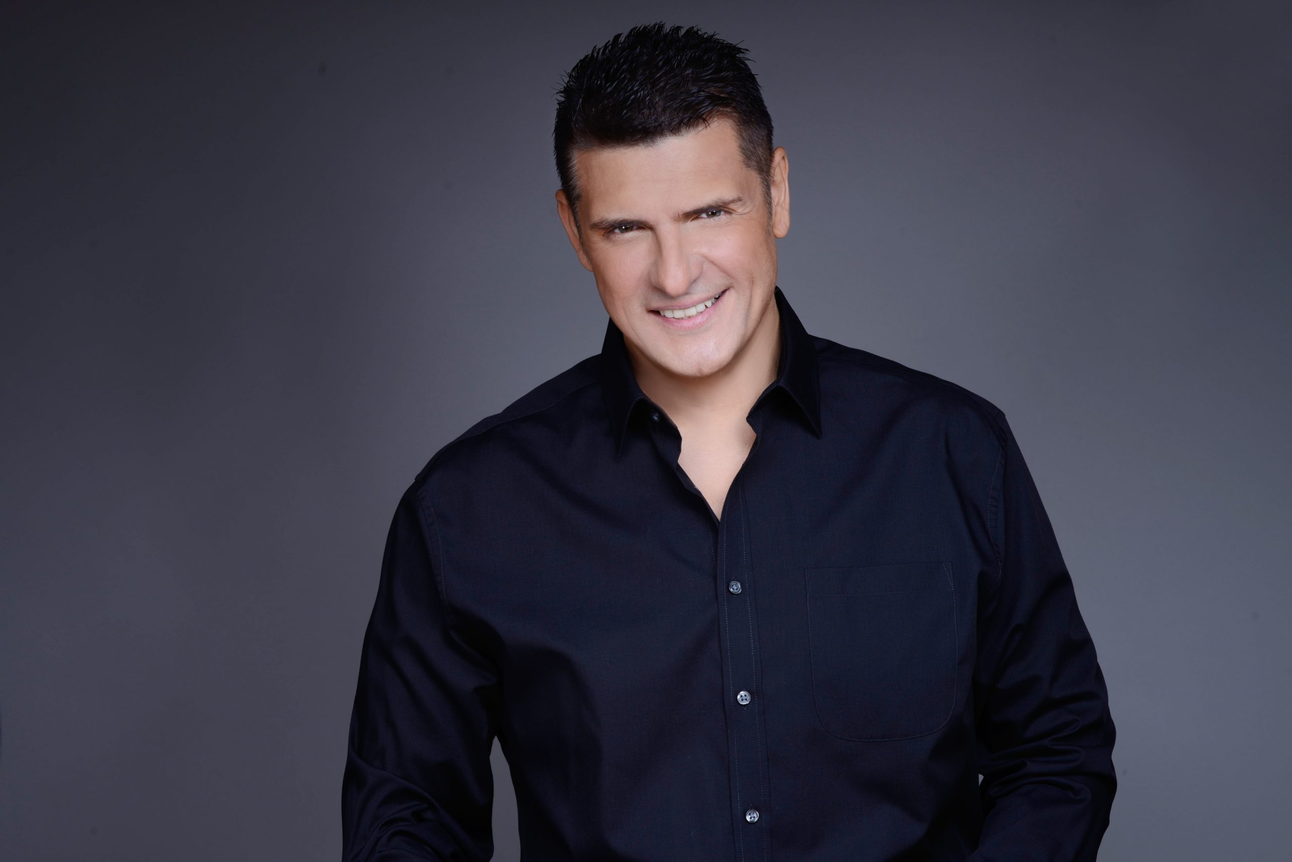 Χρίστος Αντωνιάδης: Δεν τον έχει αγγίξει ο χρόνος- Εντυπωσιάζει στο νέο του videoclip