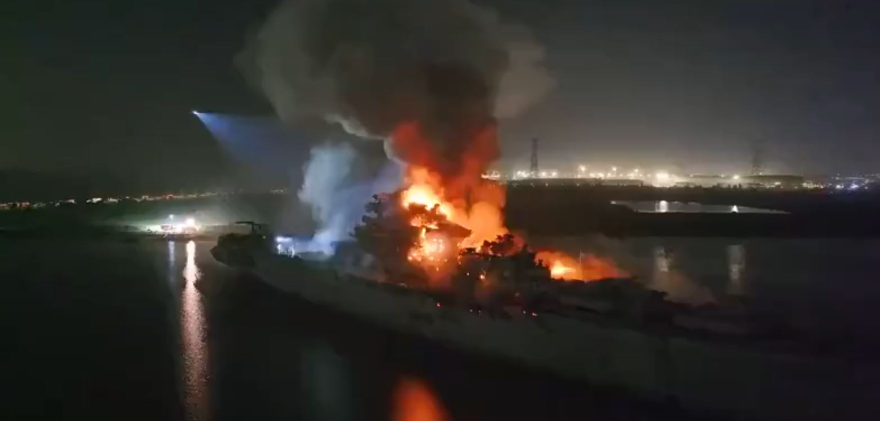 Σανγκάη: Παρανάλωμα του πυρός πρώην σοβιετικό αεροπλανοφόρο – ΦΩΤΟ και ΒΙΝΤΕΟ