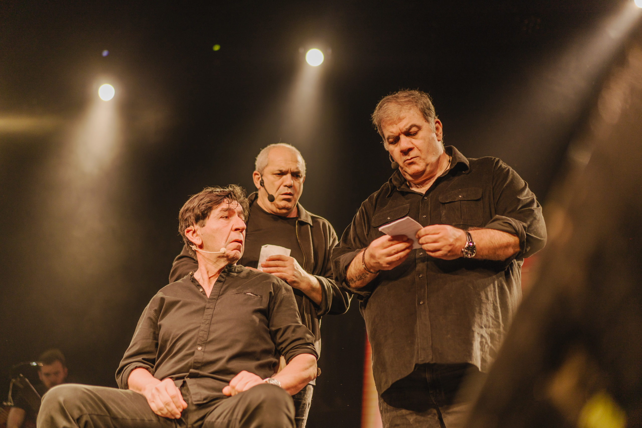 Άγαμοι Θύται: Κλείνουν 33 χρόνια και το γιορτάζουν με τον Δημήτρη Σταρόβα στη σκηνή