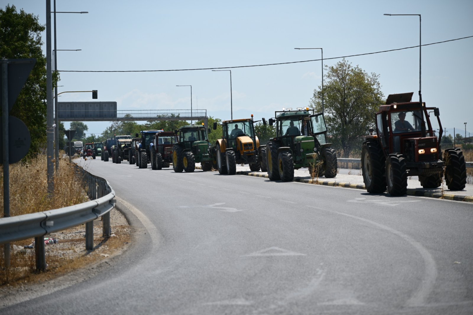 Αγρότες: Βγήκαν με τα τρακτέρ τους σε Πλατύκαμπο και Φάρσαλα – Το απόγευμα η συνάντηση με τον Τσιάρα
