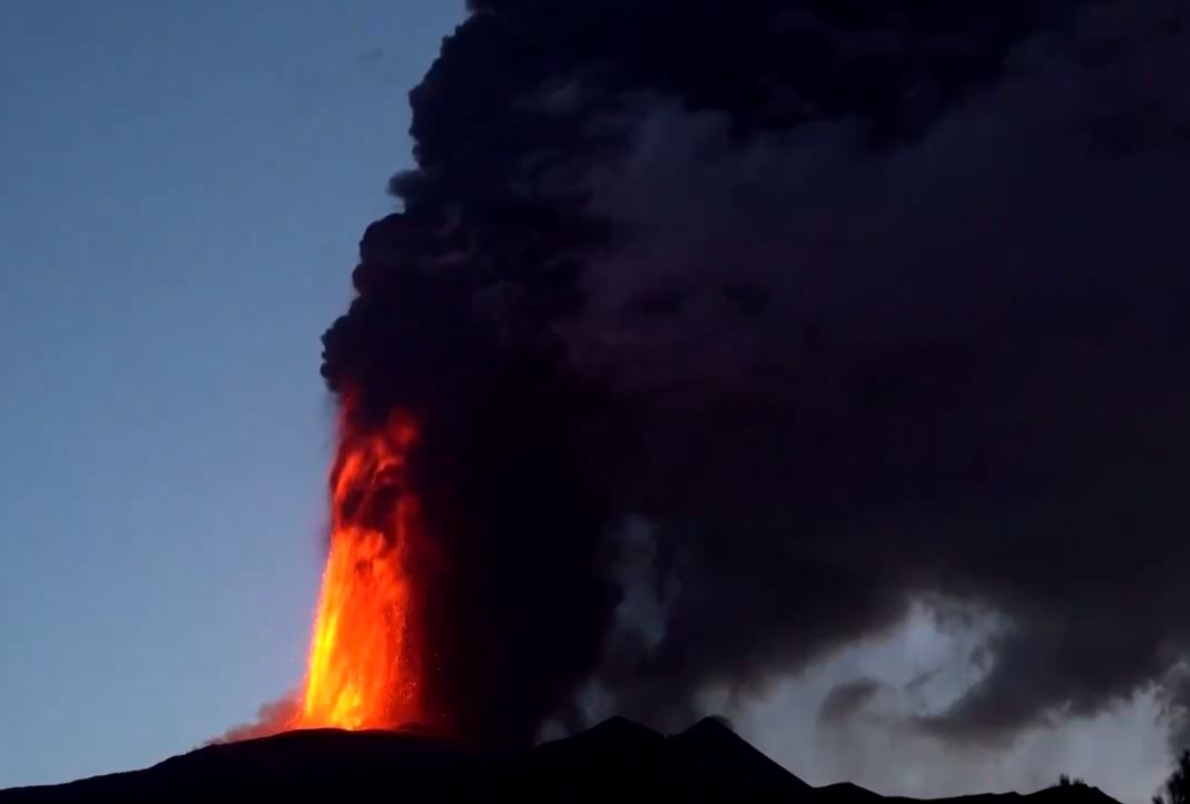Ιταλία: Η Αίτνα «βρυχήθηκε» ξανά – Το νέφος έφτασε μέχρι την Ελλάδα – Δείτε δορυφορική εικόνα