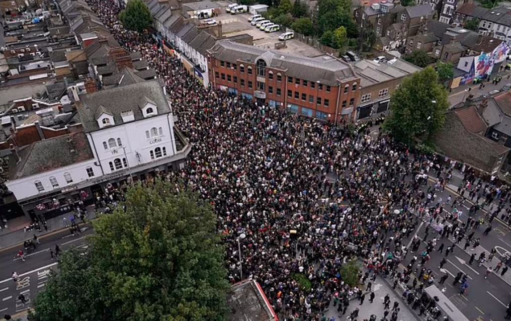 Βρετανία: Ο πρωθυπουργός Στάρμερ ζητεί να μην χαλαρώσουν οι προσπάθειες κατά της ρατσιστικής βίας