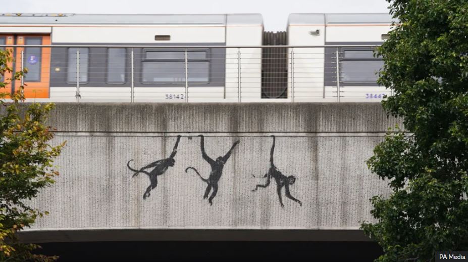 Λονδίνο: Τρίτο έργο του Banksy μέσα σε τρεις ημέρες – Οι πίθηκοι που αιωρούνται στη γέφυρα