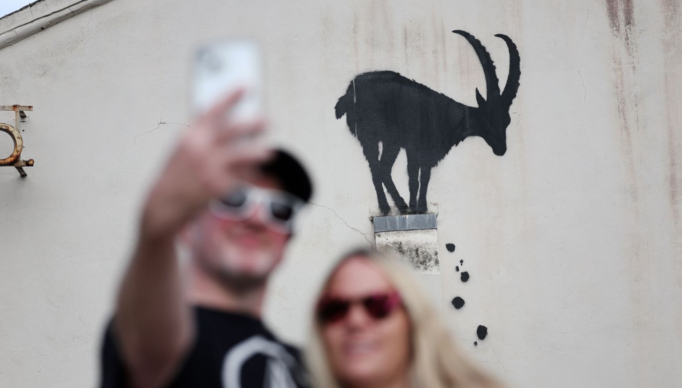 Νέο έργο του Banksy σε κτίριο στο νοτιοδυτικό Λονδίνο – Μυστήριο ο συμβολισμός του