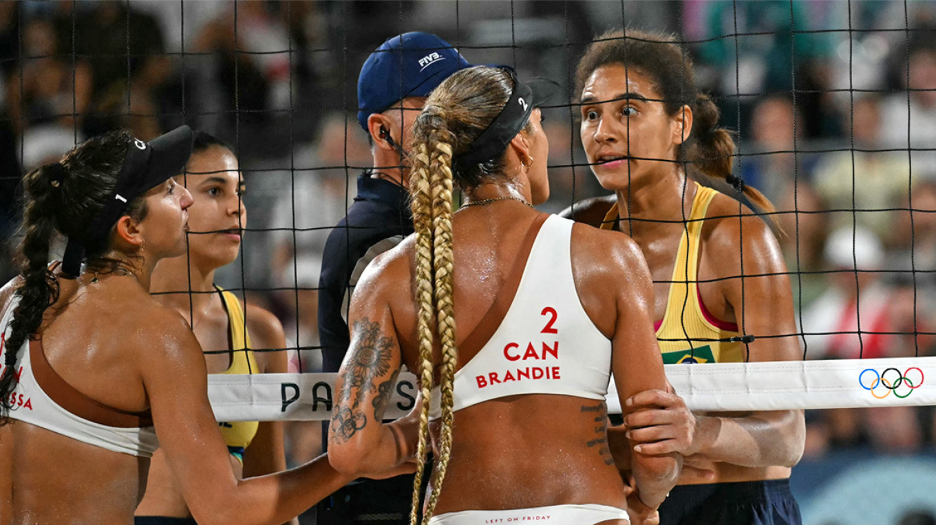 Ολυμπιακοί Αγώνες 2024: Με τεντωμένα νεύρα στον τελικό του μπιτς βόλεϊ οι παίκτριες Βραζιλίας και Καναδά – Ο DJ έπαιξε το Imagine