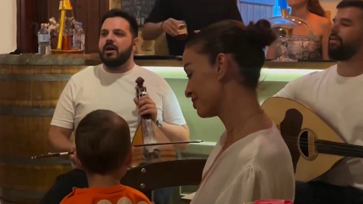 Ελένη Φουρέιρα: Αγκαλιά με τον μικρό Ερμή στο γλέντι πριν από τον γάμο του Παντελή Τουτουντζή με τον σύντροφό του