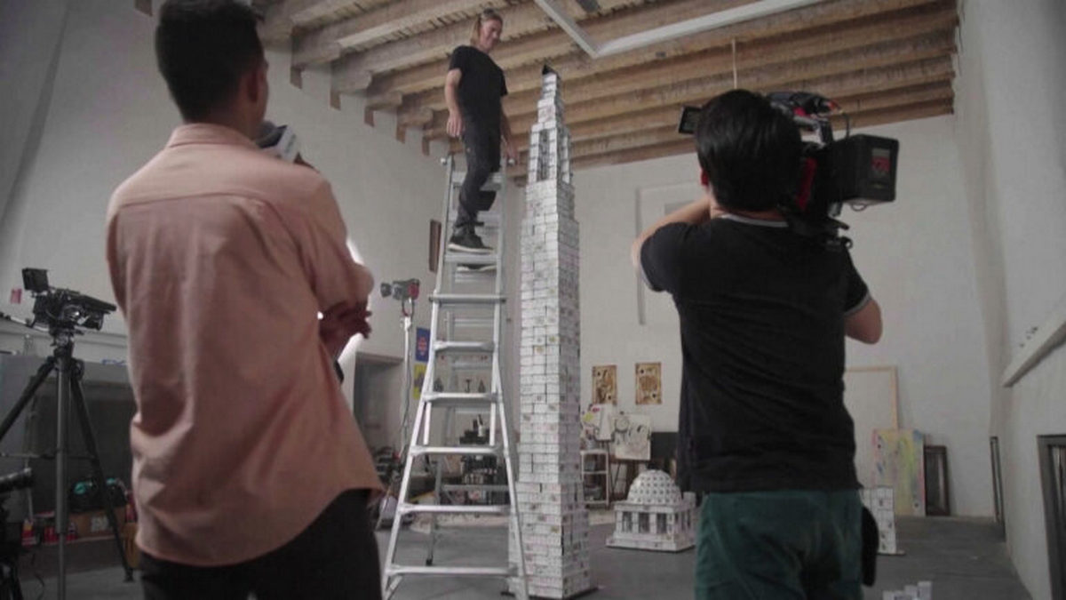 Το ψηλότερο σπίτι από τραπουλόχαρτα έχει 54 ορόφους και έσπασε το ρεκόρ Γκίνες – ΒΙΝΤΕΟ