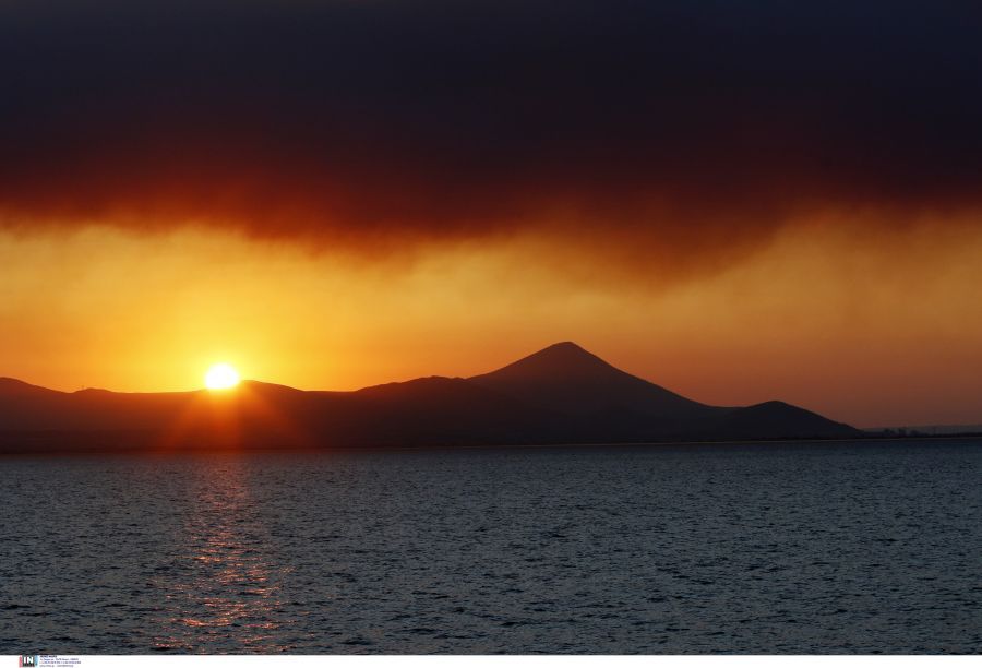 Φωτιά στην Εύβοια: Ο πυκνός καπνός κάλυψε απόσταση 150 χιλιομέτρων – Δείτε δορυφορική εικόνα