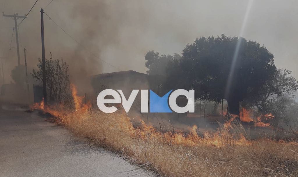 Φωτιά στην Εύβοια: Πληροφορίες ότι καίγεται σπίτι στο Καστρί