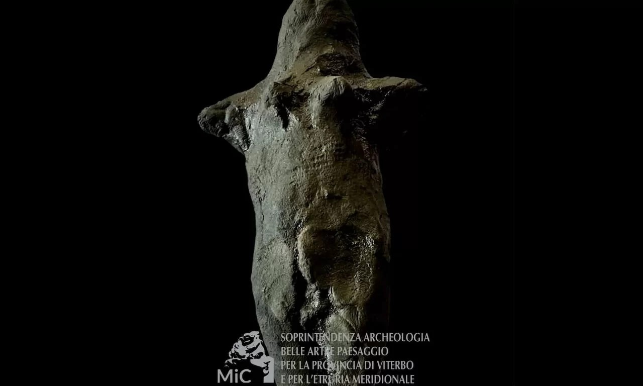 Το αγαλματίδιο της Εποχής του Σιδήρου που ανακαλύφθηκε στον βυθό λίμνης.