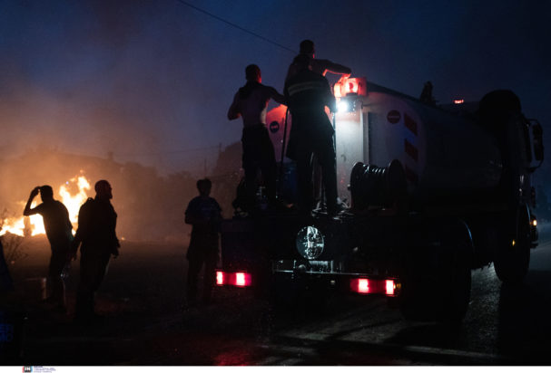 Φωτιά βράδυ