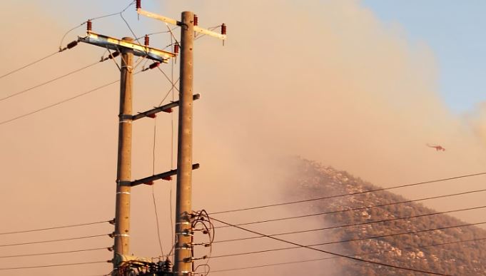 Φωτιά στην Αττική: Eπί ποδός τα συνεργεία του ΔΕΔΔΗΕ για την ταχύτερη επανηλεκτροδότηση των πληγεισών περιοχών