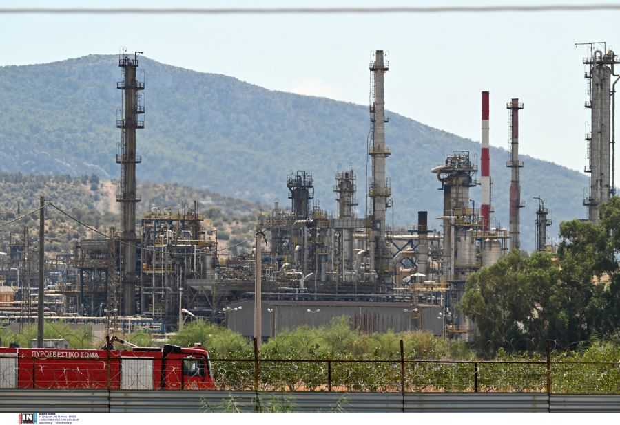 Ασπρόπυργος: Υπό έλεγχο η φωτιά στον αύλειο χώρο εργοστασίου – Στο νοσοκομείο 3 πυροσβέστες