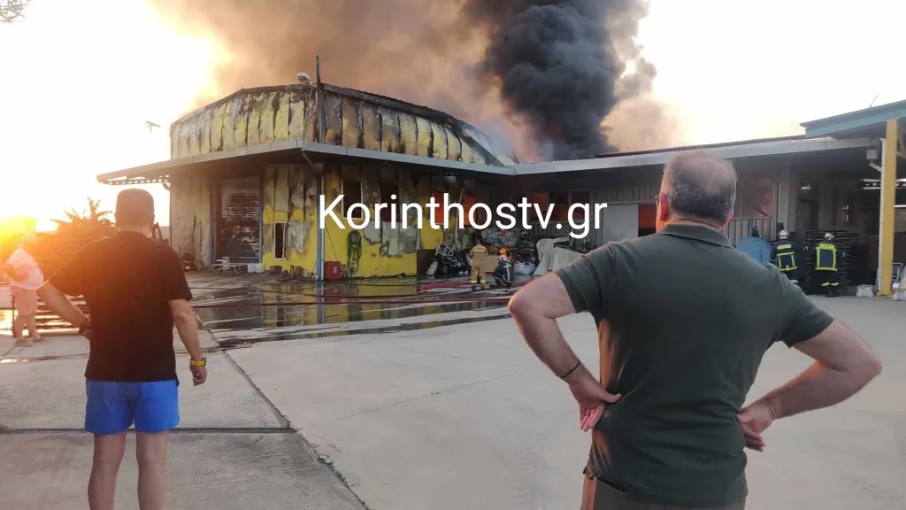Φωτιά σε εργοστάσιο στην Κορινθία: Ήχησε το 112 – «Παραμείνετε σε εσωτερικούς χώρους, κλείστε πόρτες και παράθυρα» – ΒΙΝΤΕΟ