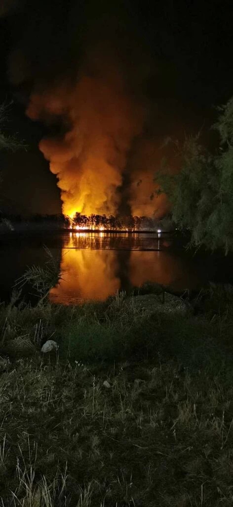 Μεσολόγγι: Φωτιά σε καλαμιώνες – Απειλεί το αλσύλλιο της Κλείσοβας