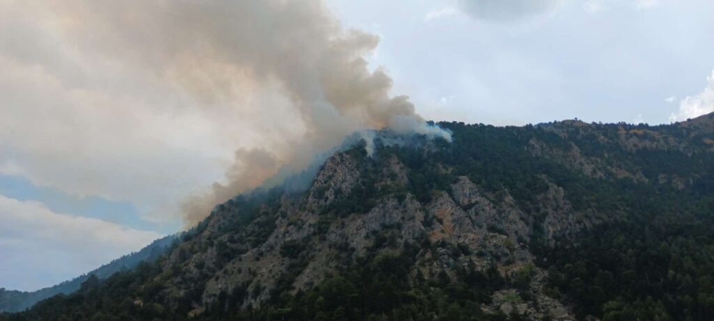 Μαίνεται η φωτιά στα Καλύβια Σοχάς στον Ταΰγετο – Ενισχύθηκαν οι δυνάμεις – ΦΩΤΟ και ΒΙΝΤΕΟ