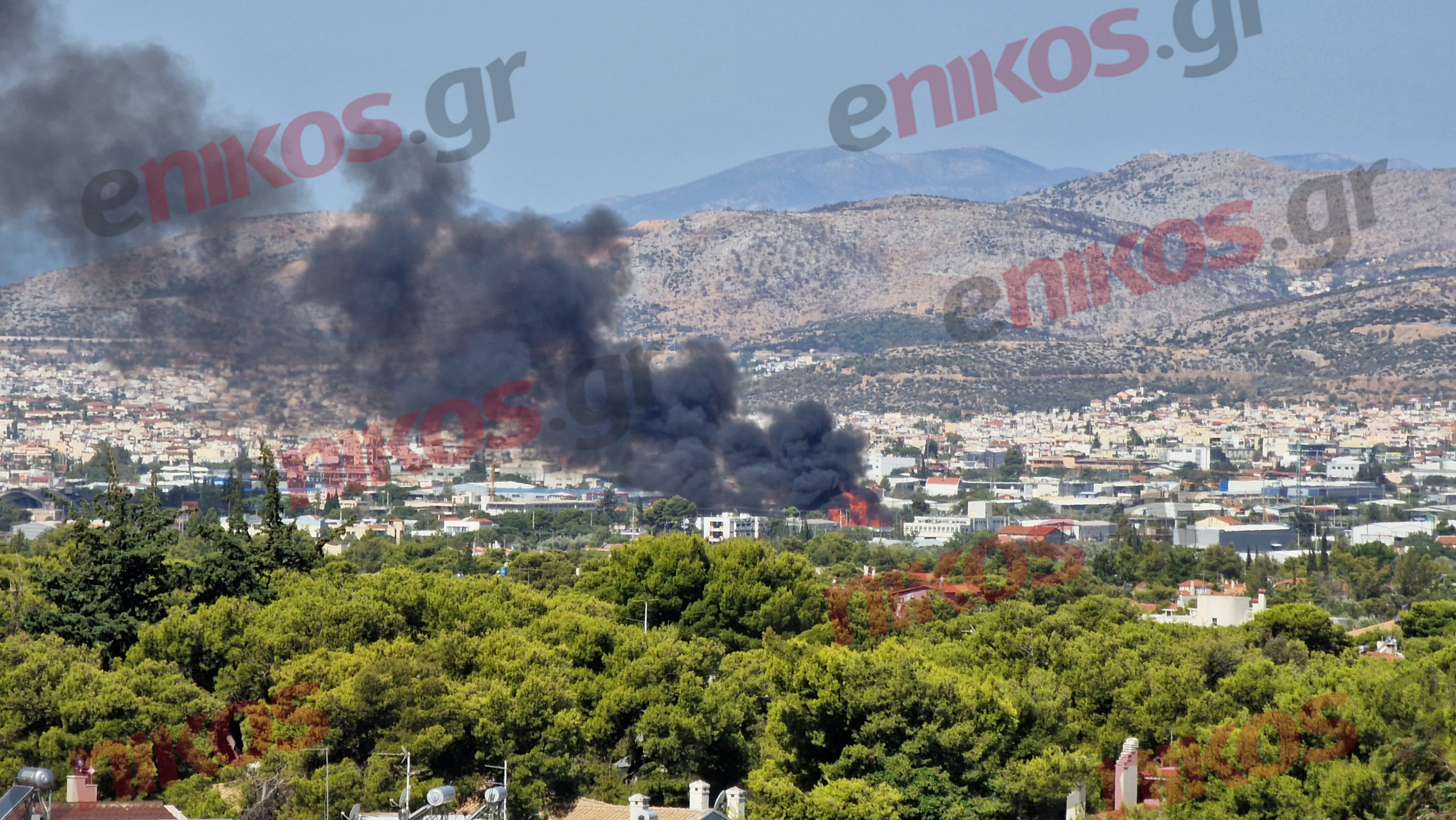 Φωτιά σε αποθήκη με παλέτες στις Αχαρνές – ΦΩΤΟ αναγνώστη