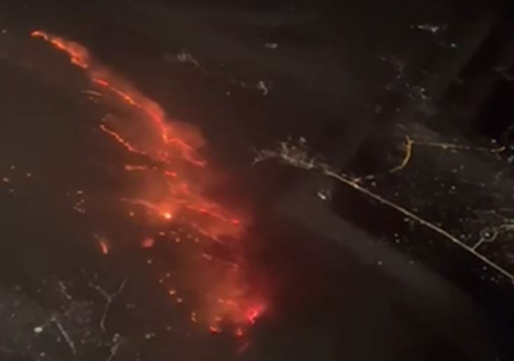 Φωτιά στην Αττική: Πώς φαινόταν το πύρινο μέτωπο από ψηλά – Βίντεο με νυχτερινά πλάνα