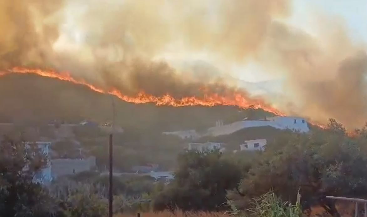 Μαίνεται για δεύτερη ημέρα η φωτιά στους Φούρνους – Σηκώθηκαν εναέρια μέσα – ΒΙΝΤΕΟ