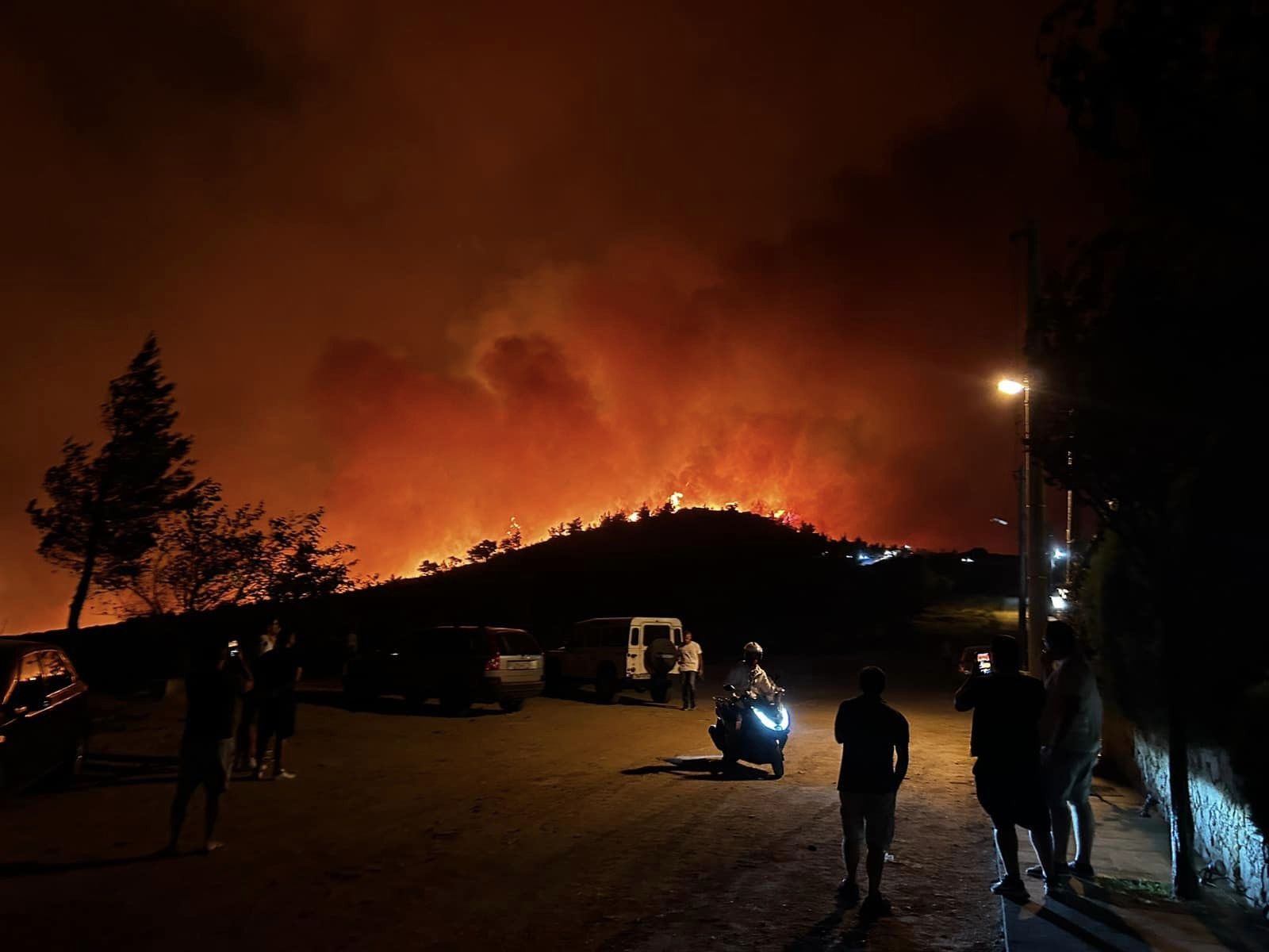 Φωτιά στη βορειοανατολική Αττική: Νέα εστία φωτιάς στον Διόνυσο
