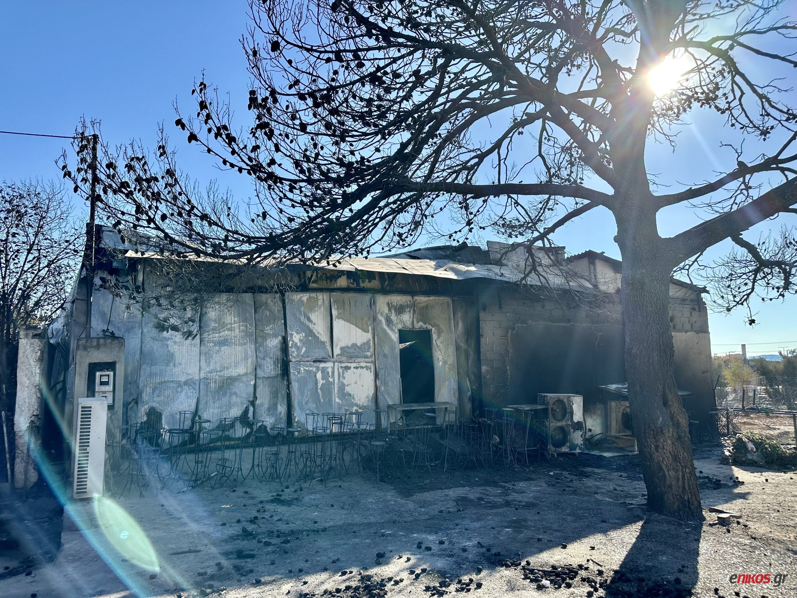 Οδοιπορικό του enikos.gr στις περιοχές που «σάρωσε» η φωτιά – Στάχτη και αποκαΐδια από την πύρινη λαίλαπα σε Βριλήσσια και Χαλάνδρι