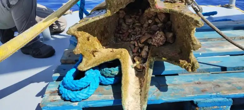 Λήψη του εσωτερικού του μπρούτζινου ρύγχους πλώρης. Φωτογραφία: Διεύθυνση Θαλάσσιας Διαχείρισης Ιταλίας