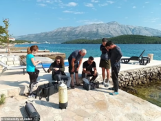 Στις υποθαλάσσιες αρχαιολογικές ανασκαφές, κοντά στην ακτή της πόλης Σπλιτ της Κροατίας, συνεργάστηκε μια διεθνής ομάδα. Στη φωτογραφία απεικονίζεται η ερευνητική ομάδα, τον Μάιο, η οποία ανακάλυψε τον δρόμο της βυθισμένης νεολιθικής πόλης Soline, ηλικίας 7.000 ετών, χάρη στην τρισδιάστατη χαρτογράφηση