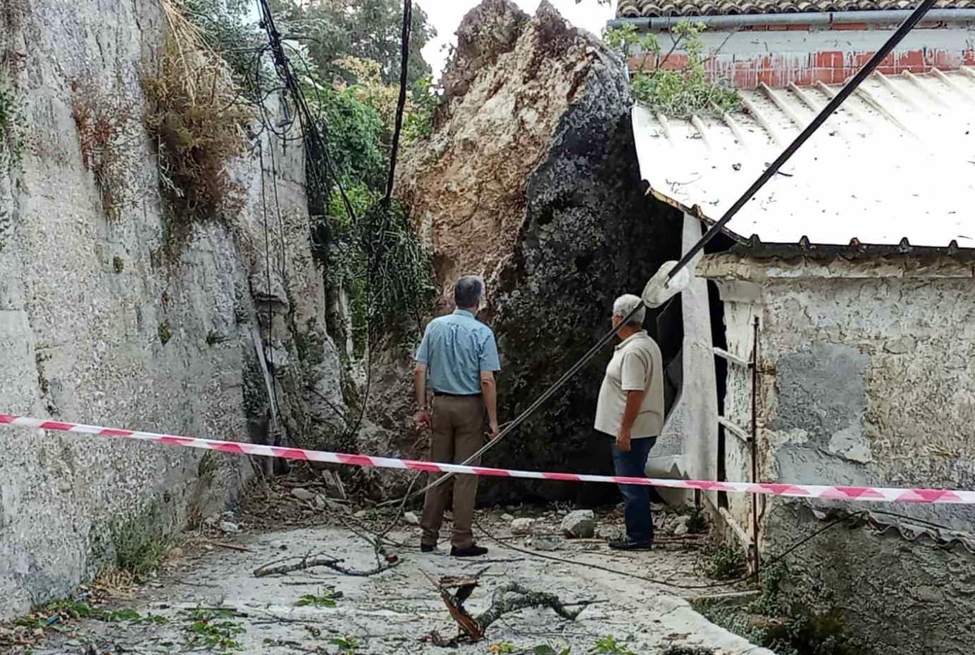 Κέρκυρα: Μεγάλος βράχος έπεσε στον κεντρικό δρόμο χωριού – Ζημιές στα δίκτυα ρεύματος και ύδρευσης – ΦΩΤΟ