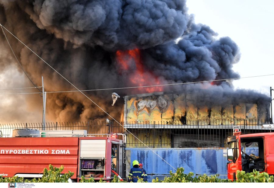 Κορινθία: Παρανάλωμα του πυρός έγινε η βιομηχανία εκκλησιαστικών ειδών – Δείτε βίντεο