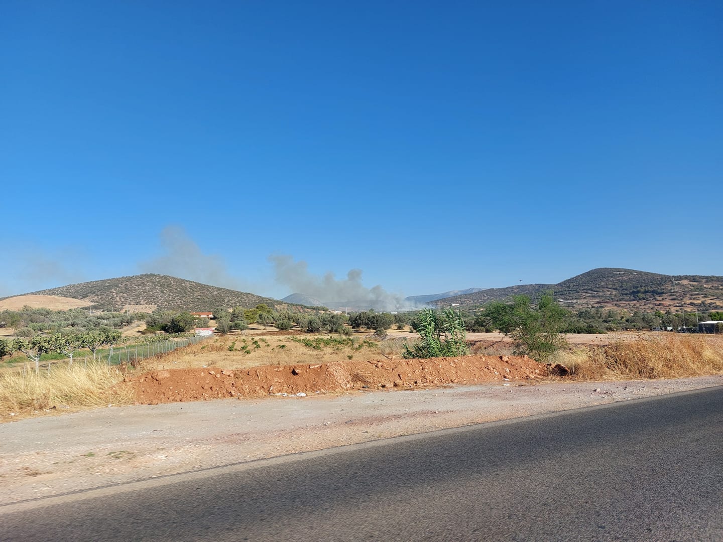 Φωτιά στα Καλύβια – Επιχειρούν και εναέριες δυνάμεις