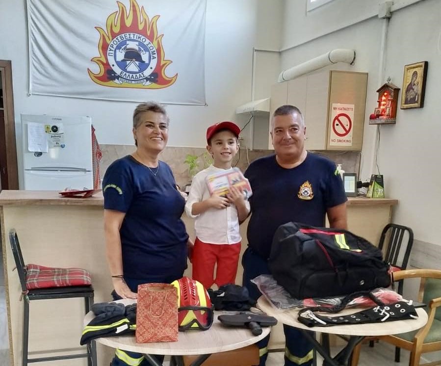 Φέρες Έβρου: Ο μικρός Κώστας έσπασε τον κουμπαρά του για να βοηθήσει τους πυροσβέστες – «Θέλω να γίνω ήρωας, σαν αυτούς» λέει στο enikos.gr